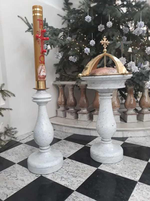 Jasna chrzcielnica i podstawa pod paschał we wnętrzu kościoła