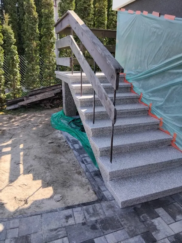 Odnowione schody z lastryka zewnętrzne z metalową balustradą
